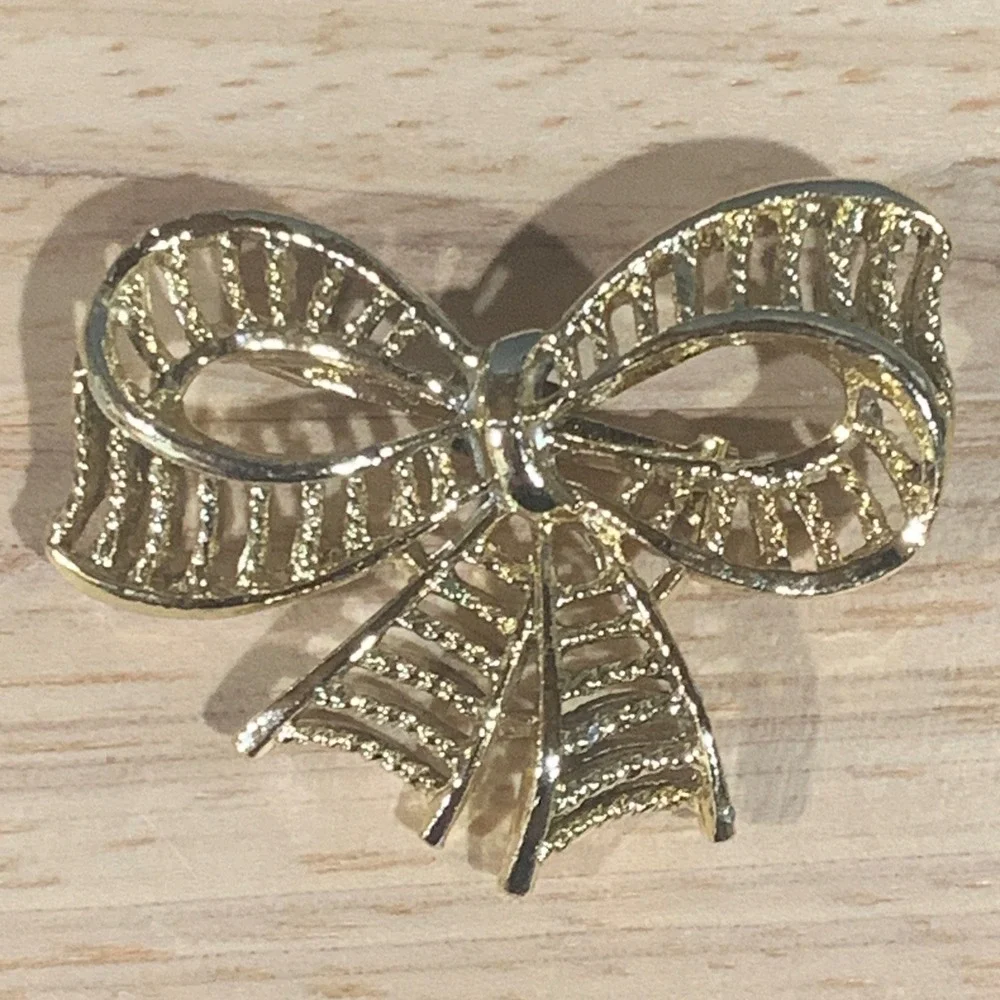 Vintage Style Gold Tone Textured Bow Brooch Pin Feminine Ribbon‎ Lapel Accessory